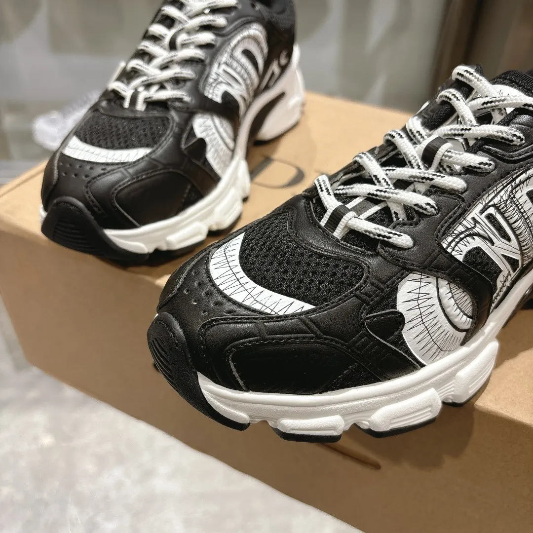 👟👟Ex-factory price 560👟👟 This Dior Chrono sneaker is a new product of the 2024 autumn ready-to-wear series, reinterpreting running shoes with Dior's high-end style. White mesh fabric is paired with nude and silver-toned laminated leather-effect panels, as well as CD logos on the sides, a star patch on the tongue and a Dior logo on the heel. Featuring tri-color laces, a lightweight sole and star embellishments for a casual look all year round. ✅Size: 35-40 ✅Packaging: With counter packaging and Dior outer box